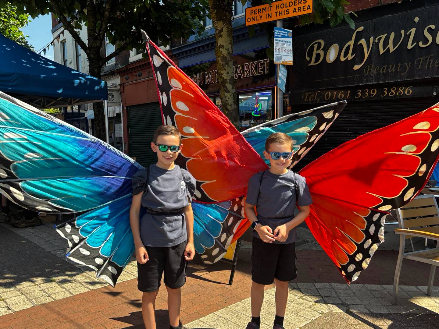 Spot the difference?! 🦋🦋 We had an ace time at Super Saturday last weekend in Ashton! Thanks to everyone that came to try on a butterfly, we had a fab time.

📸 @tamesidecouncil 

#Smallisbeautiful #Cabasacarnivalarts #Silk #silkbutterflies #UkCarnival